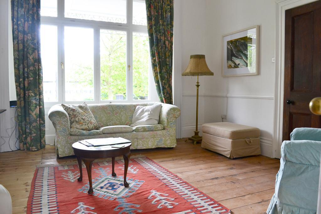 8a Spring Gardens Hotell Haverfordwest Exteriör bild