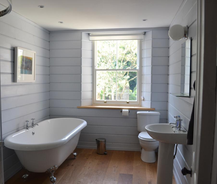 8a Spring Gardens Hotell Haverfordwest Exteriör bild