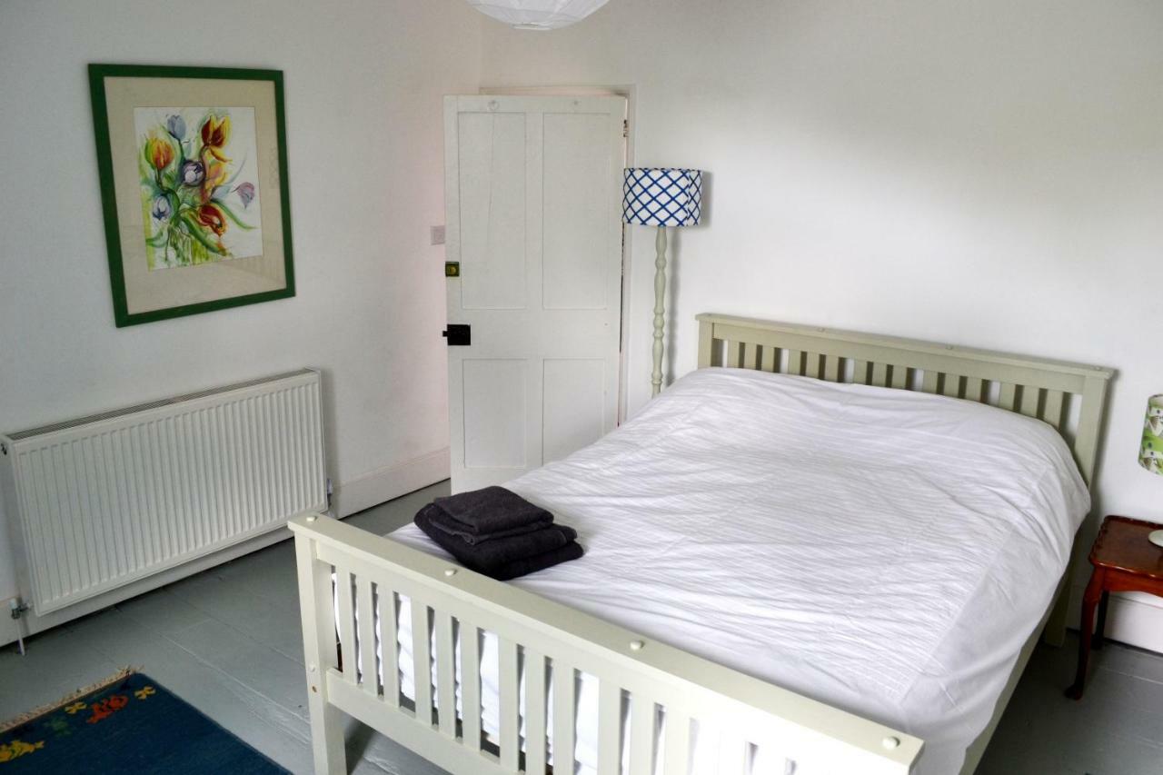 8a Spring Gardens Hotell Haverfordwest Exteriör bild